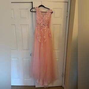 Beautiful pink floral tulle prom dress! 🌸